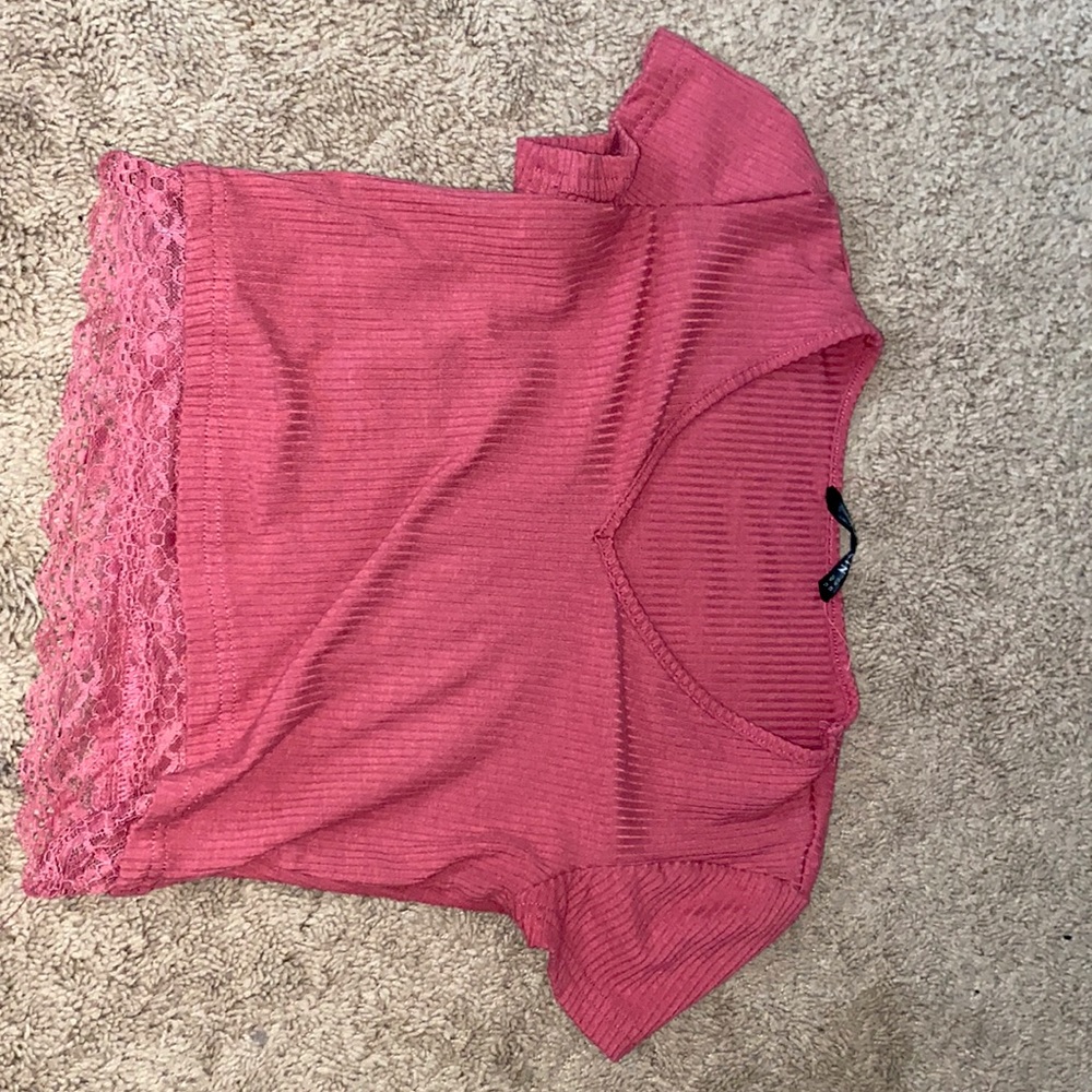 Cropped red t-shirt with lace